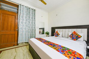 Deluxe Room | Egyptian cotton sheets, premium bedding, in-room safe, soundproofing - Fabexpress Winsome Inn (Noida)