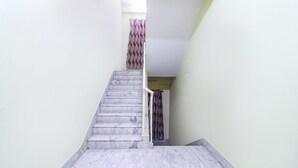 Una escala de marbre que condueix a una zona d'aterratge.