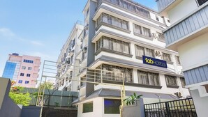 A multi-story building with a sign for 'fab hotels'. - FabHotel Kohinoor Residency I (Pune)