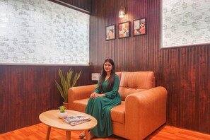 Lobby sitting area - FabHotel Kohinoor Residency I (Pune)