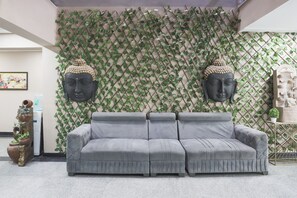 Lobby sitting area - Fabhotel Bliss Premium (Gurugram)