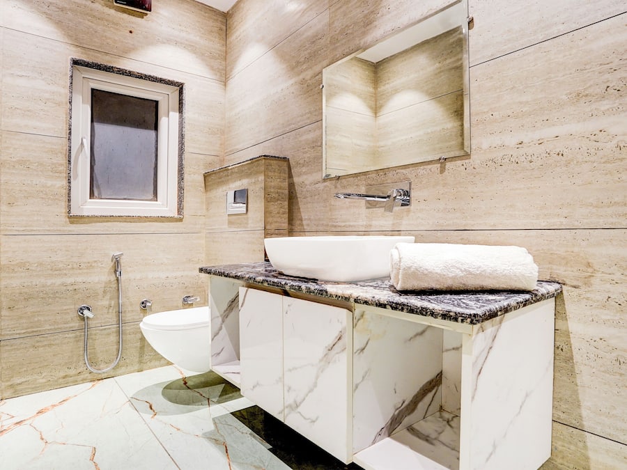 Shower, rainfall showerhead, free toiletries, towels