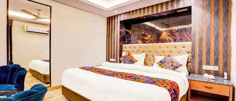 Egyptian cotton sheets, premium bedding, in-room safe, free WiFi