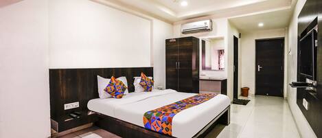 Egyptian cotton sheets, premium bedding, in-room safe, free WiFi