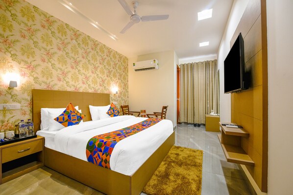 Egyptian cotton sheets, premium bedding, in-room safe, soundproofing - Fabhotel Prime Victoria Regency (Mohali)