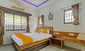 Egyptian cotton sheets, premium bedding, in-room safe, free WiFi - Fabexpress Sakthi Inn (Chennai)