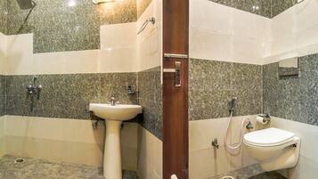 Deluxe Room | Bathroom | Shower, rainfall showerhead, free toiletries, towels