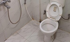 Dusche, Regendusche, kostenlose Toilettenartikel, Handtücher