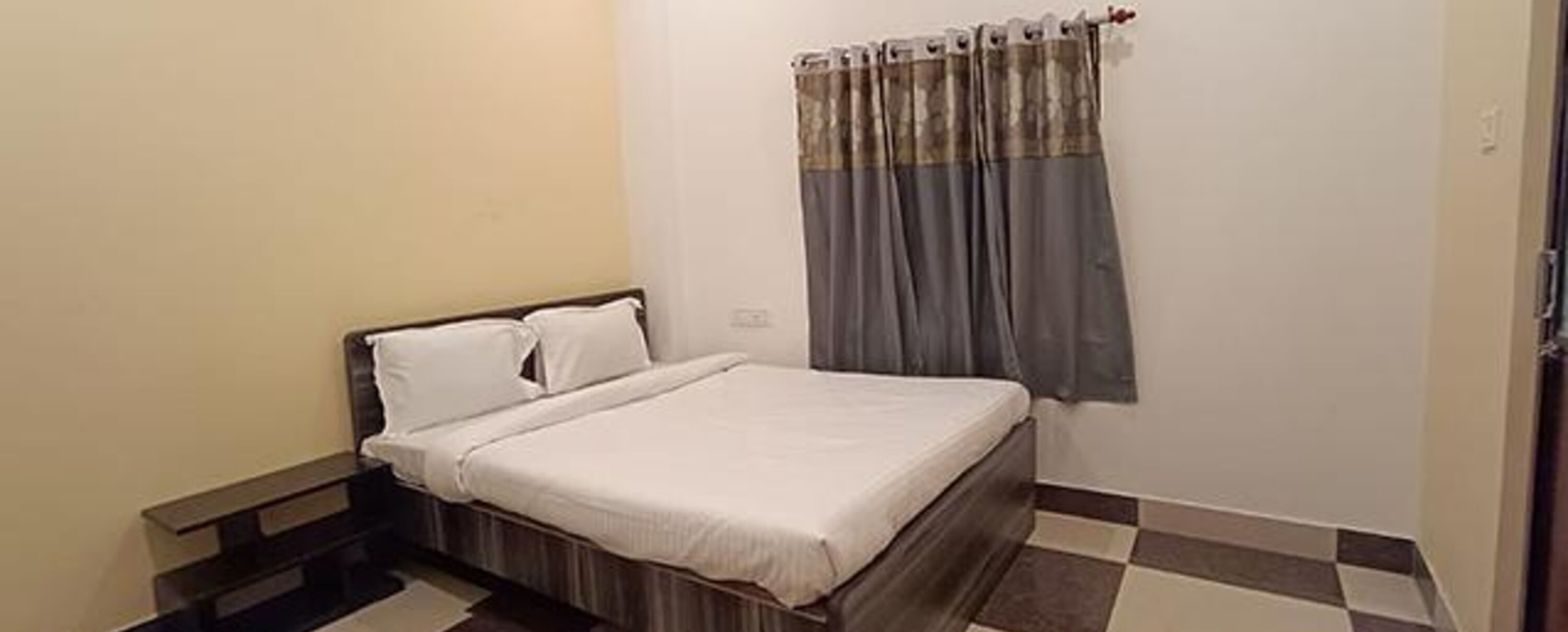 Egyptian cotton sheets, premium bedding, in-room safe, free WiFi