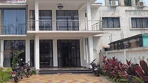 A two-story building with a balcony on the upper floor. - Fabhotel Ocean Bird (Diamond Harbour)