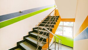 Eine Treppe mit Metallgeländern und einem Fenster am oberen Ende.