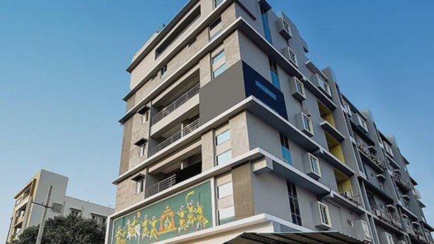 Un edificio residencial de varios pisos con balcones y un letrero verde con texto amarillo.