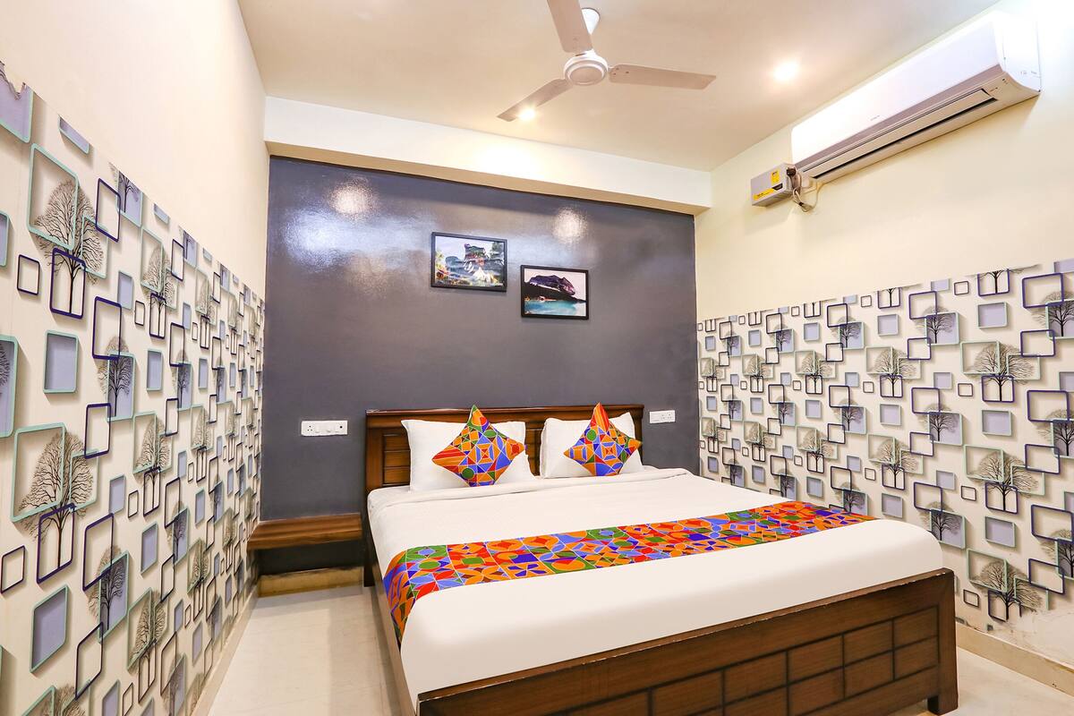 Egyptian cotton sheets, premium bedding, in-room safe, WiFi (free)