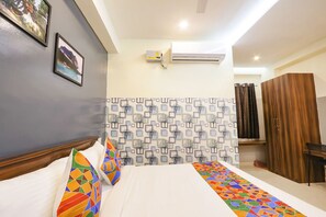 Egyptian cotton sheets, premium bedding, in-room safe, free WiFi - FabHotel Starhood (Hyderabad)