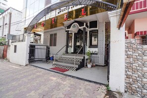 Property entrance - Fabhotel Chs (Varanasi)