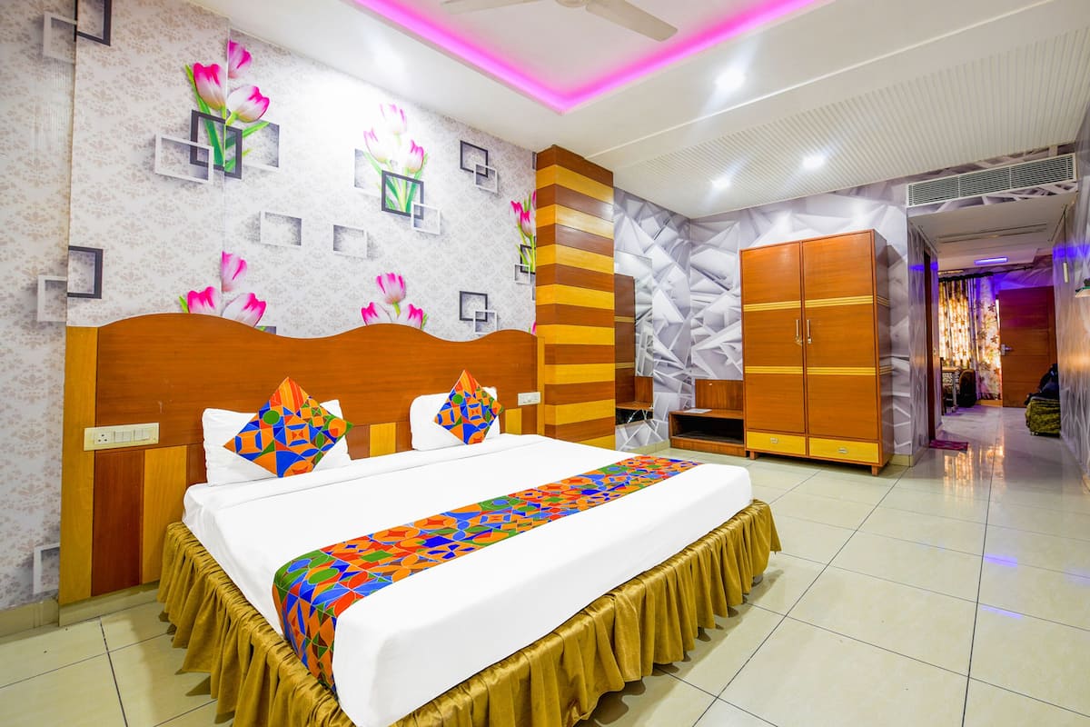 Kamar Deluks | Seprai katun Mesir, seprai premium, brankas, dan Wi-Fi gratis