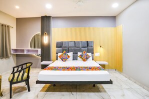 Luxury Room | Egyptian cotton sheets, premium bedding, in-room safe, free WiFi - Fabhotel The Bell (New Delhi)