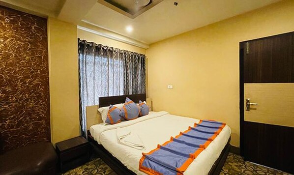 Egyptian cotton sheets, premium bedding, in-room safe, free WiFi