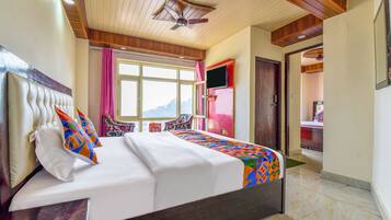 Egyptian cotton sheets, premium bedding, in-room safe, free WiFi