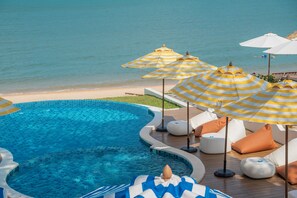 สระว่ายน้ำกลางแจ้ง, ร่มริมสระว่ายน้ำ, เก้าอี้อาบแดดริมสระ