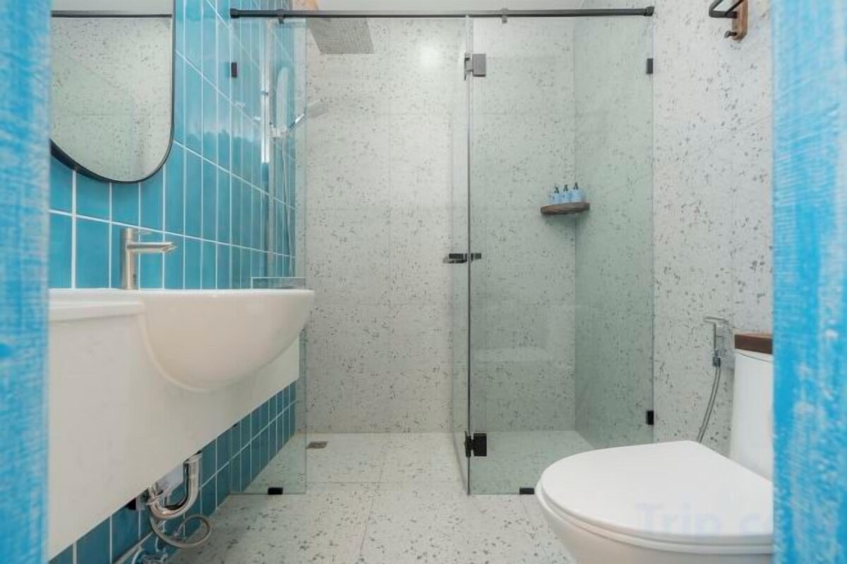 Shower, rainfall showerhead, free toiletries, hair dryer