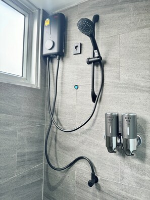 Douche, sèche-cheveux, bidet, serviettes fournies