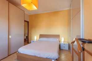 2 chambres, fer et planche à repasser, Wi-Fi gratuit, draps fournis