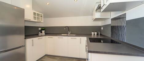 ثلاجة، موقد طهي مسطح، ماكينة لصنع القهوة/الشاي