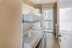 2 habitaciones, tabla de planchar con plancha y ropa de cama 