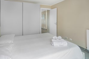 2 bedrooms, iron/ironing board, bed sheets