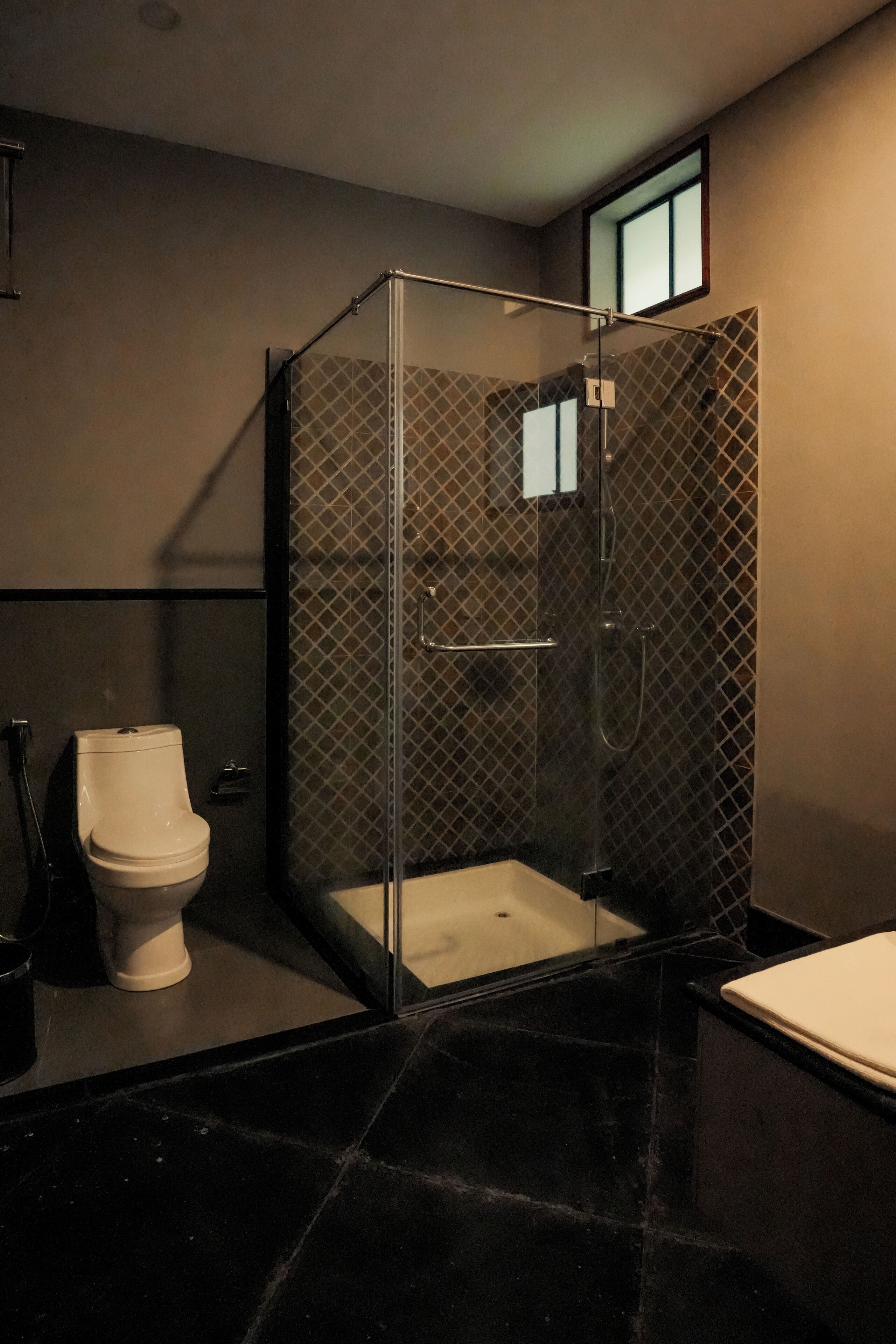 Ein modernes Badezimmer mit einer Duschkabine, einer Toilette und einer Badewanne.