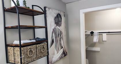 Zen Haven: Downtown Retreat in Indy with Queen bed