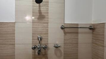 Secadora de cabello, bidet, toallas, jabón