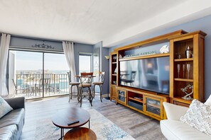 TV - Oceanfront 19th-floor condo with 2 balconies, pools, hot tubs, gym & sauna (Myrtle Beach)