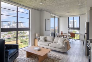 TV, stereo - Welcoming Wynwood 2BR w/ Gym & Roof Pool, nr Midtown, by Blueground (Miami)