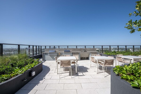 Outdoor dining - Welcoming Wynwood 2BR w/ Gym & Roof Pool, nr Midtown, by Blueground (Miami)