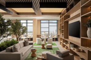 TV, stereo - Welcoming Wynwood 2BR w/ Gym & Roof Pool, nr Midtown, by Blueground (Miami)