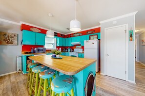 Fridge, microwave, oven, stovetop - Dog-friendly duplex with large yard, furnished deck, patio & beach gear (Gulf Shores)