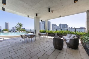 Outdoor dining - Awesome Wynwood 2BR w/ Gym & Roof Pool, nr Midtown, by Blueground (Miami)