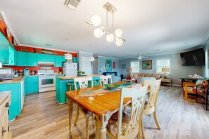 Dining - Full duplex within 5-minute walk from beach - firepit & dog-friendly (Gulf Shores)