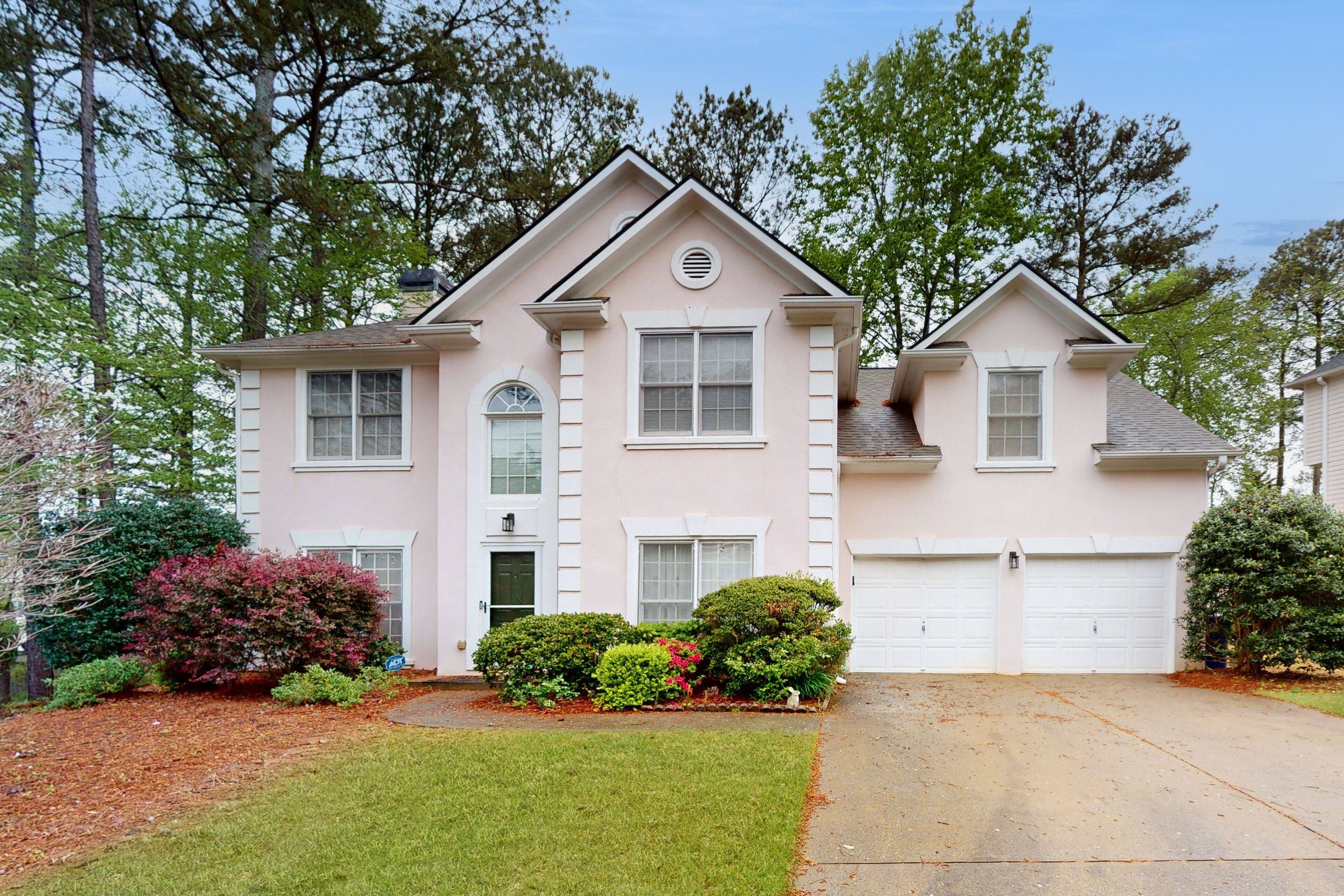 Dog-friendly home with pool access plus a sunroom, washer/dryer, & AC