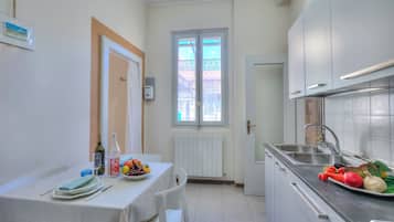 Réfrigérateur, four, plaque de cuisson, cafetiÚre/bouilloire