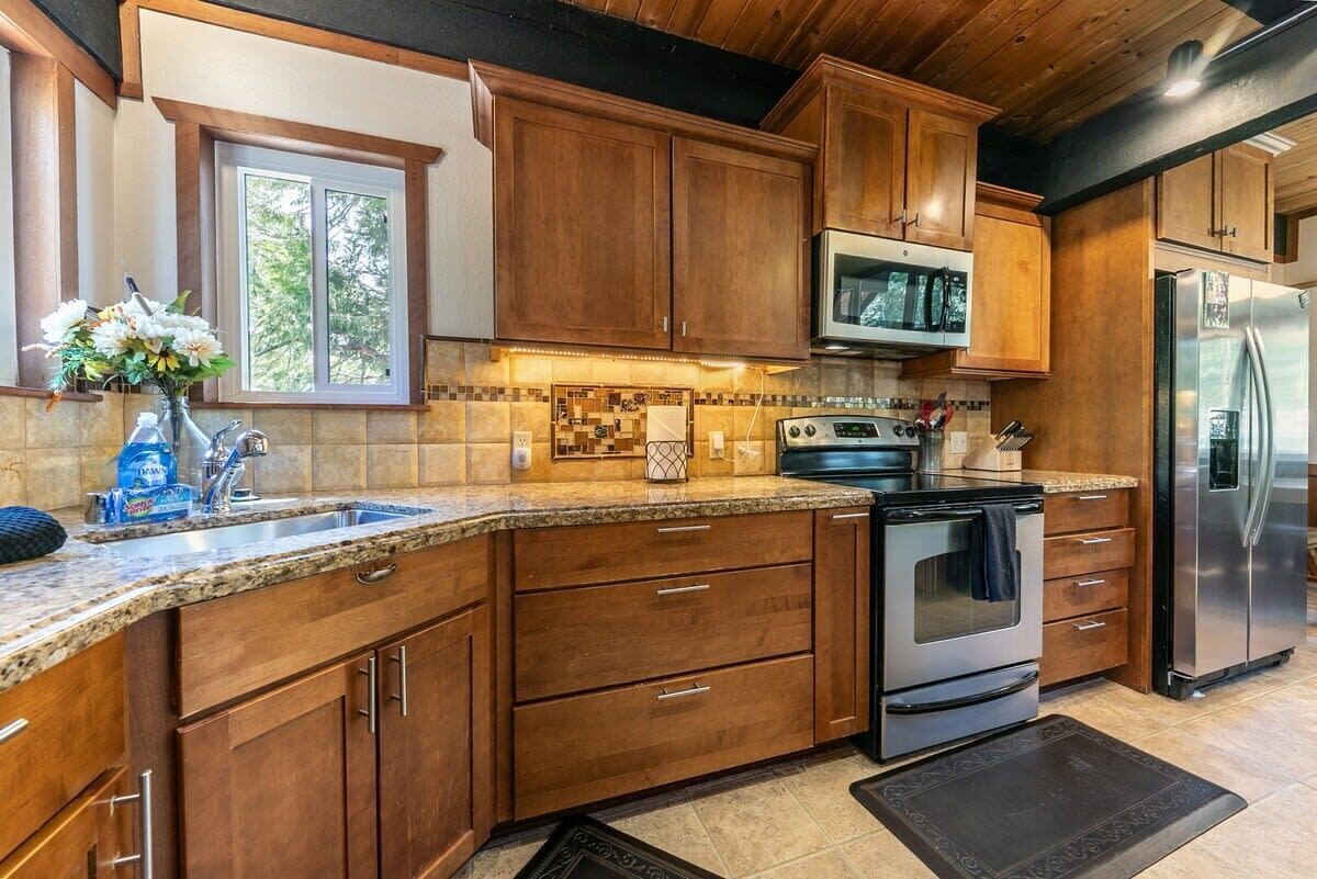 Kjøleskap, mikrobølgeovn, ovn og kokeplater