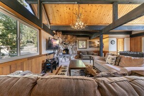 TV, fireplace - Carnelian Bay 4BD Near Beach & Slopes (Carnelian Bay)