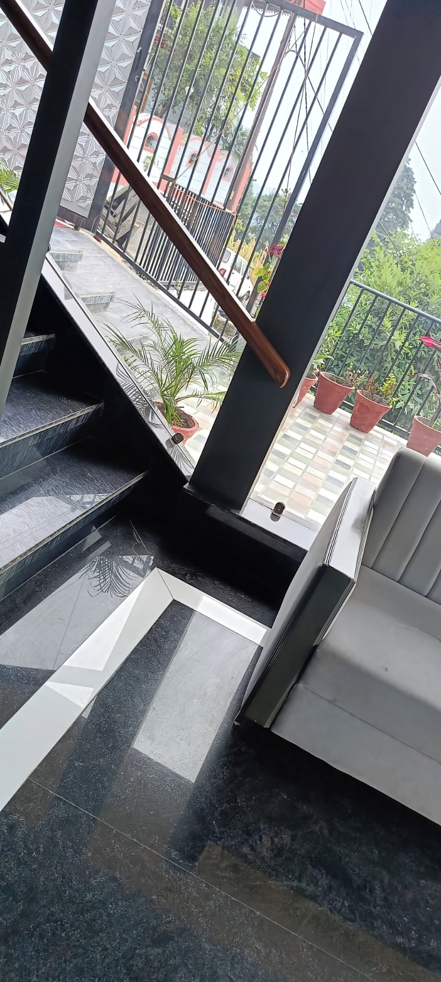 32-tommers LCD-tv med kabelkanaler