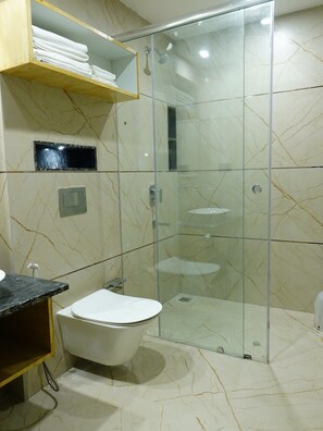 Douche, serviettes fournies, savon