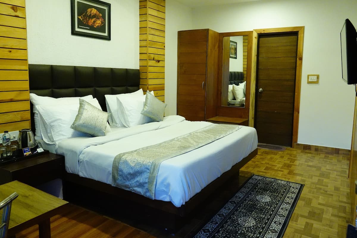 Camera Executive, 1 letto queen, vista valle | 1 camera, una scrivania, Wi-Fi gratuito, lenzuola