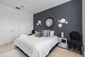 4 bedrooms, iron/ironing board, travel cot, WiFi - Experience Luxury Villa at Allevo Homes (Davenport)