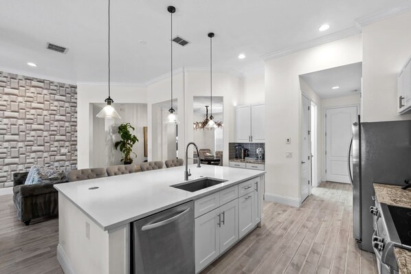 冷蔵庫、電子レンジ、オーブン、コンロ