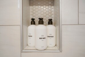 Douche, sèche-cheveux, serviettes fournies